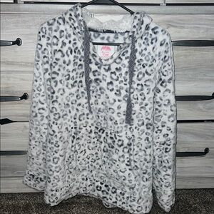 Fuzzy Leopard Print Pullover Hoodie - White & Gray